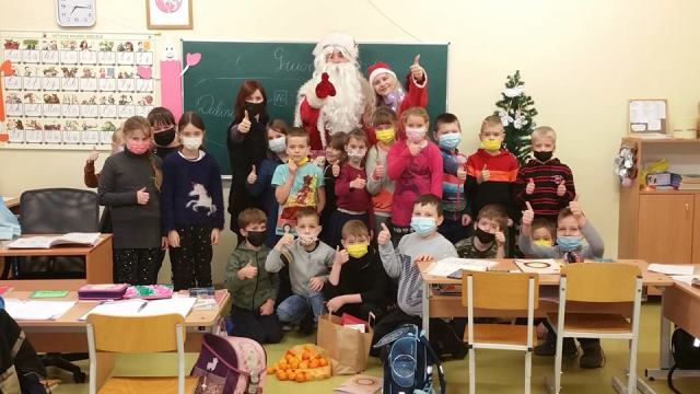 Apsilankė Kalėdų senelis su rėmėjų dovanomis