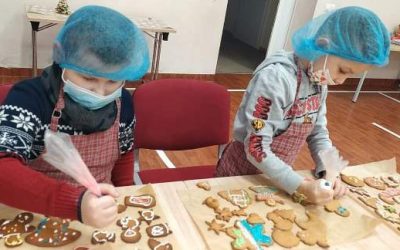 2a klasė edukacijose „Šventinių meduolių kepimas“ ir „Vaško žvakučių liejimas“