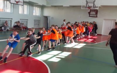2 klasių mokiniai ir jų tėveliai dalyvavo sportinėje popietėje „Sportuokime drauge“
