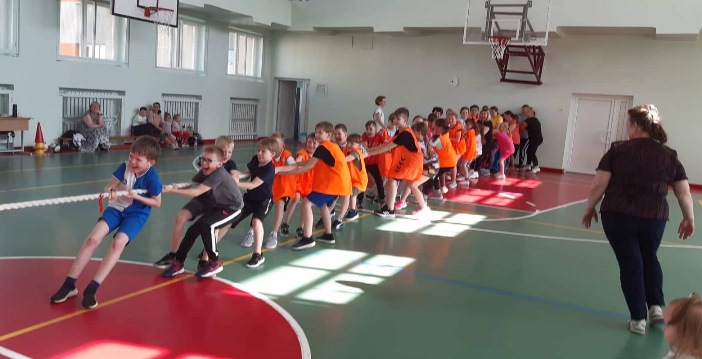 2 klasių mokiniai ir jų tėveliai dalyvavo sportinėje popietėje „Sportuokime drauge“