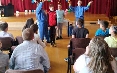 Mokslo metus pradinukams užbaigti padėjo edukacija –„Mokslinis šou „Atradėjas“
