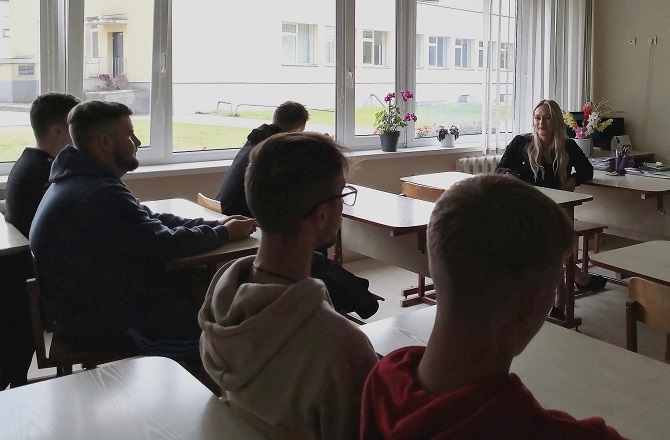 Gimnazijoje lankėsi buvusi gimnazistė Darja Černobrivec