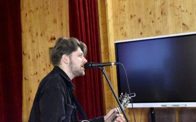 Mokiniai susitiko su aktoriumi-muzikantu Justinu Stanislovaičiu