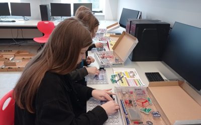 Mokiniai lankėsi Utenos STEAM centre