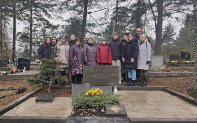 Šauniausi kudabiečiai ir grupė mokytojų aplankė prof. Č. Kudabos kapą