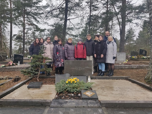 Šauniausi kudabiečiai ir grupė mokytojų aplankė prof. Č. Kudabos kapą