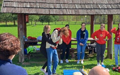 Jaunieji gimnazijos paramedikai privalomuosiuose pirmosios pagalbos mokymuose Aukštaitijos nacionaliniame parke