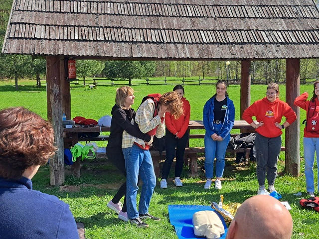 Jaunieji gimnazijos paramedikai privalomuosiuose pirmosios pagalbos mokymuose Aukštaitijos nacionaliniame parke