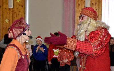 Mažuosius gimnazistus aplankė Kalėdų Senelis