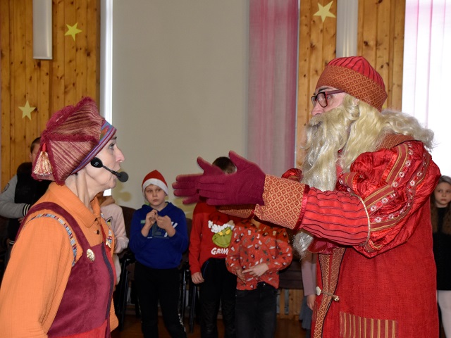 Mažuosius gimnazistus aplankė Kalėdų Senelis