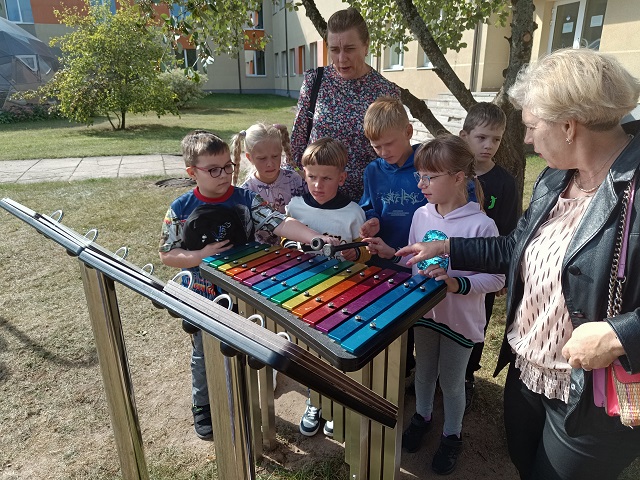 Svečiai lauko muzikos instrumentų pievelėje