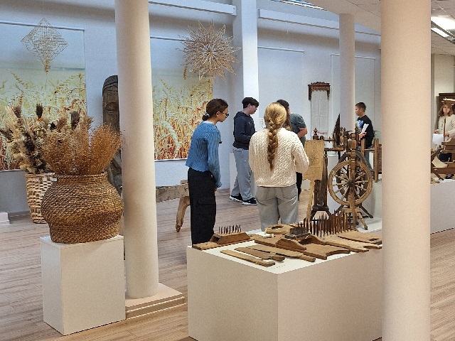 Lietuvių kalbos pamoka „Lietuvių liaudies ornamentai ir simbolika“