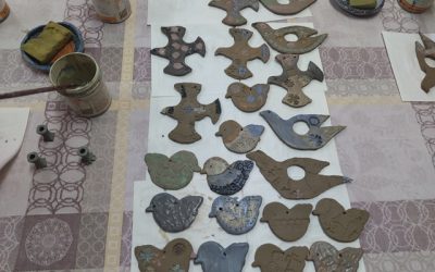 „Molinių paukštelių lipdymas, dekoravimas baltų raštais ir angobos dažymas“