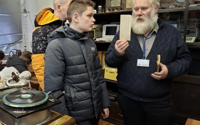 II klasių mokiniai VU fizikos muziejuje
