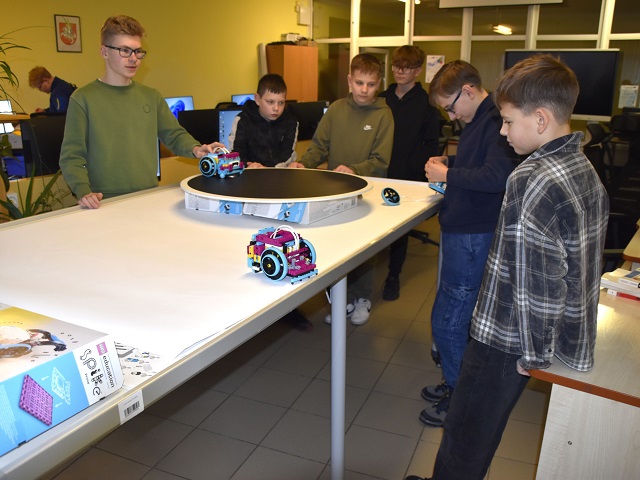 Gimnazijos mokiniai vykdo STEAM veiklas