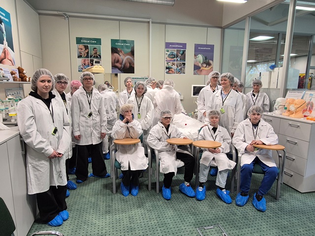 7b klasės mokiniai lankėsi „Intersurgical“ įmonėje Pabradėje