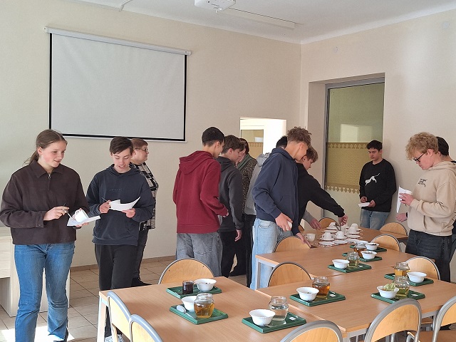 8a klasės projektas „Gydanti gamta“: nuo pažinimo iki degustacijos