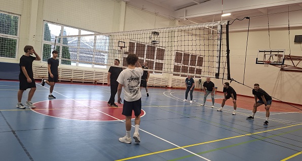 Minimali persvara, maksimalios emocijos: tinklinio aikštelėje susitiko mokiniai ir mokytojai